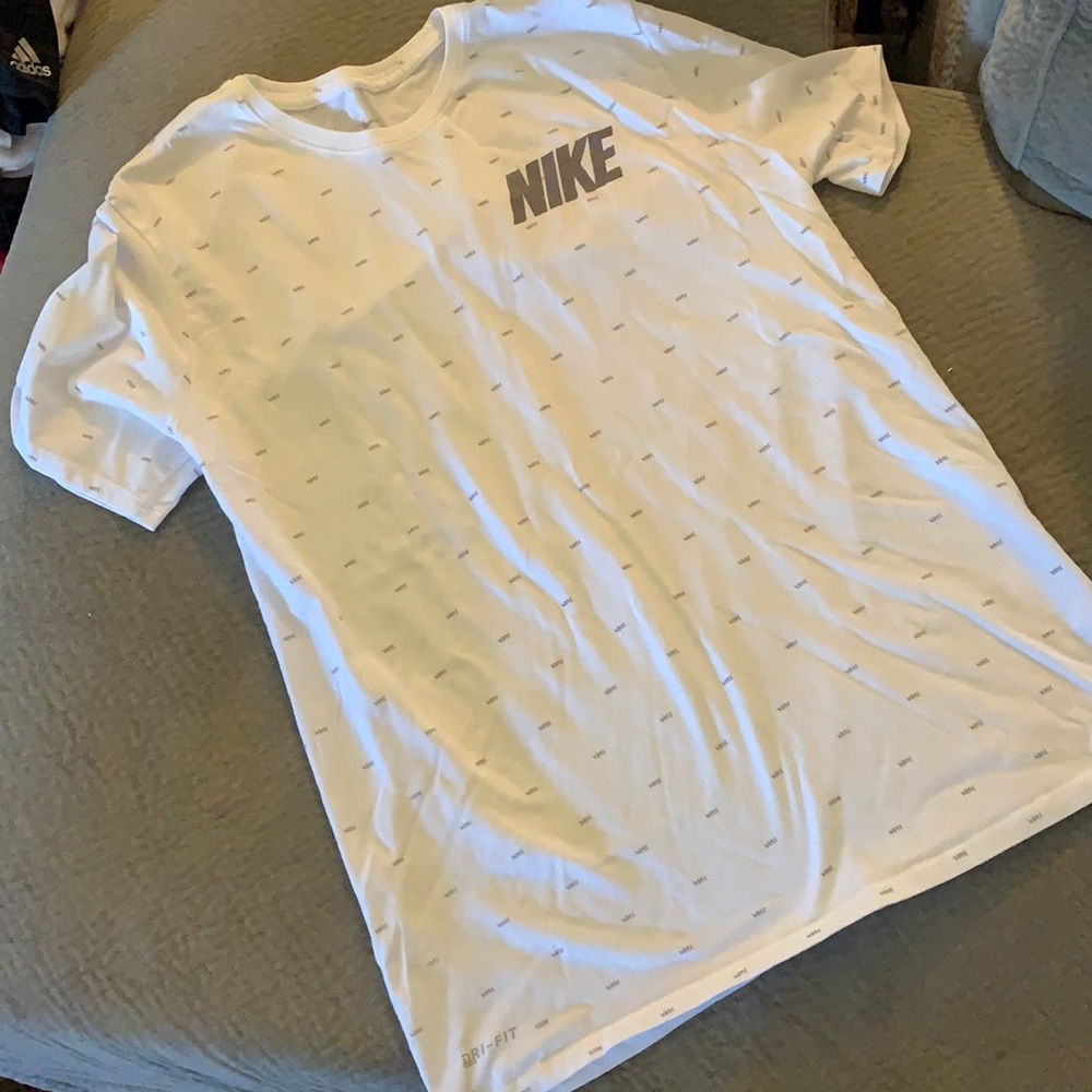 Men’s Nike Dri-fit tee L